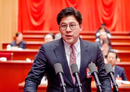 霍启刚，真男人！
在梅西那里吃瘪之后，霍启刚一怒之下邀请了国际米兰，还成功了！

