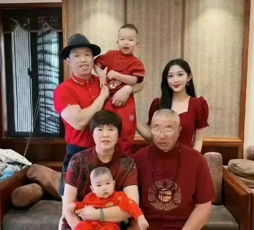 这个爸爸的基因太强大了吧，就连这么漂亮的媳妇都撼动不了…… [思考] ​​​