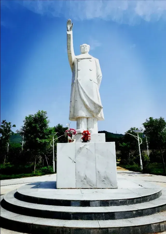 拆主席像，改东方红，把为人民服务改成以人民为中心，总总行为，他们是想干什么？

