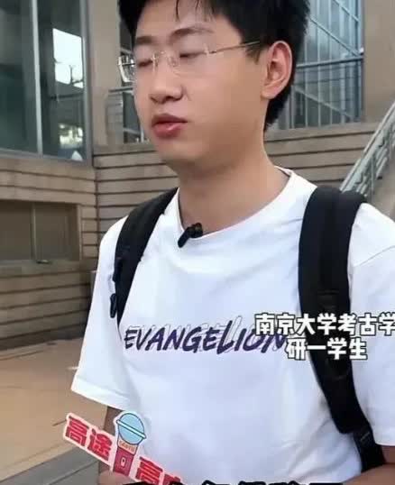 那天有人问：“要是战争来了，你是选择参军保家卫国，还是选择移民？”在场的一个大学