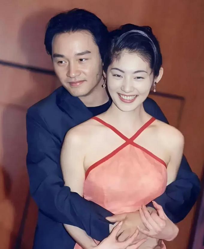1994年，日本。时年38岁的张国荣环抱着22岁的女星常盘隆子