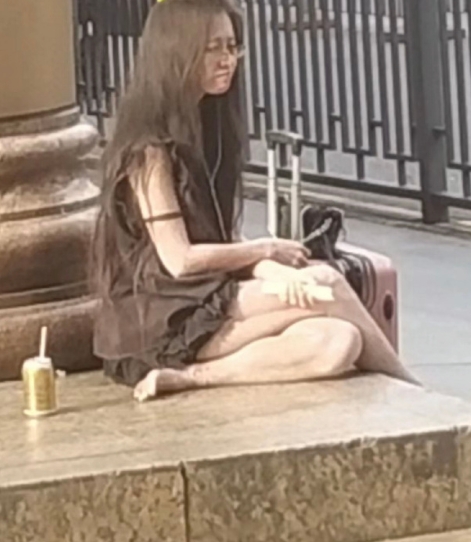深圳布吉流浪女孩 有没有人知道后续啊！！
天这么冷 太心疼了[苦涩] ​​​
