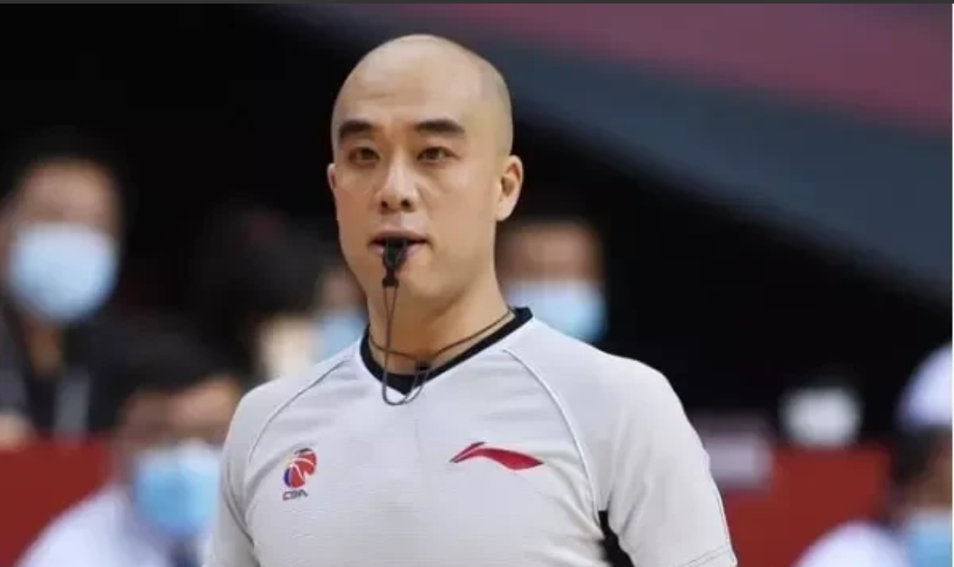 媒体人谈上海辽宁裁判关键判罚，几乎没有问题！
1、张镇麟持球上篮时，防守球员李弘
