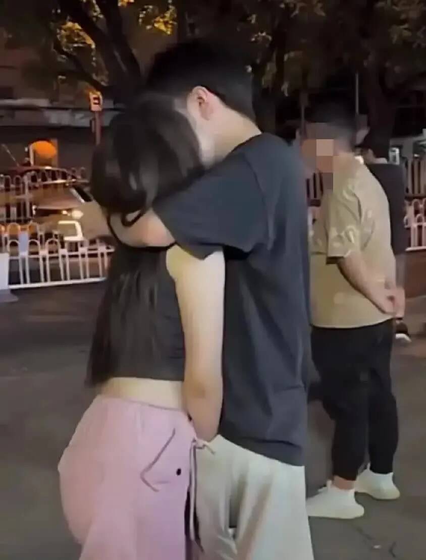你不尴尬，尴尬的是别人。看到一对男女亲密时，旁人纷纷扭过头。有人说这是个人自由，