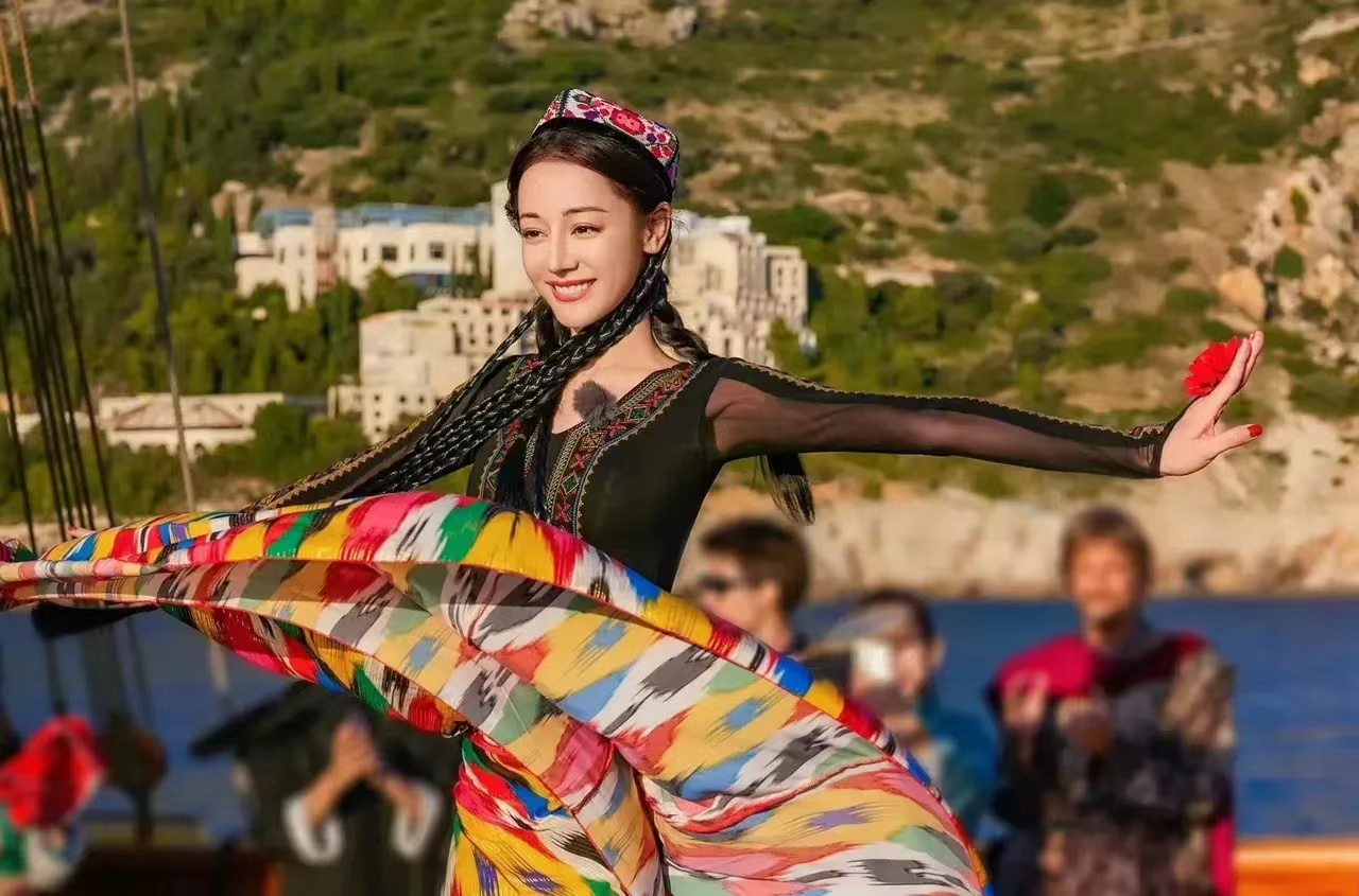 摄影师对迪丽热巴说：“你还是穿上民族服装更好看，国内国外都被你迷住了！”

迪丽
