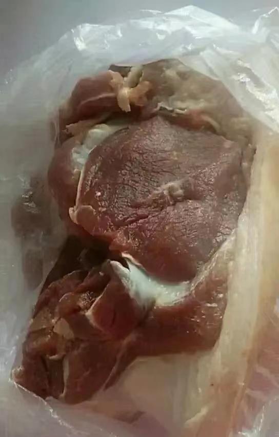 我买了邻居家20斤猪肉，给她发了200元钱，红包她收了，但她一句话也没说。

我