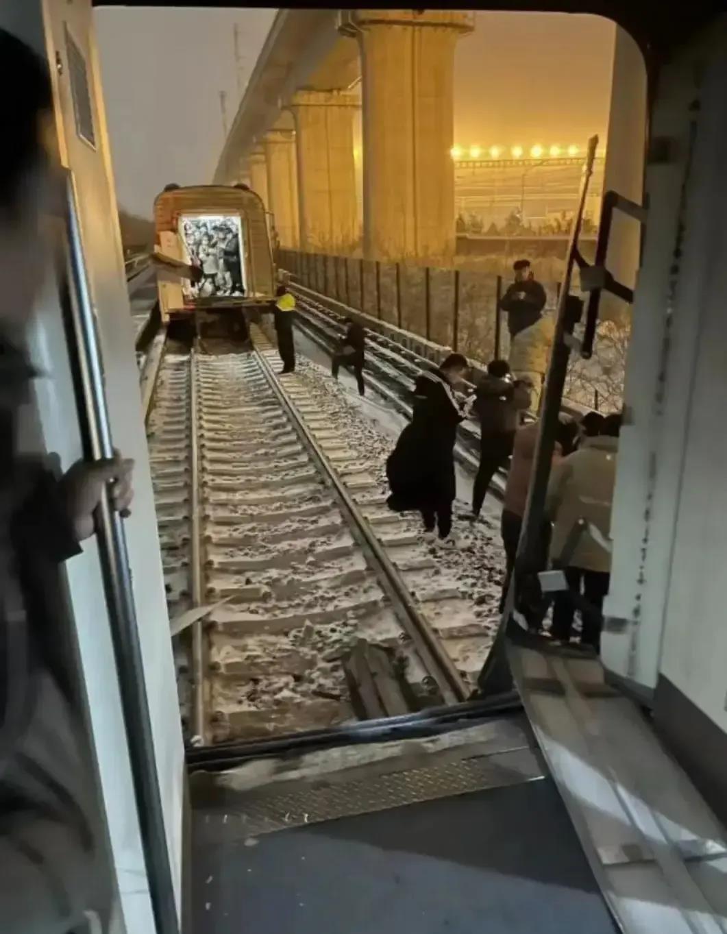 
害怕的事情终于出现了，北京地铁昌平线断成两半。

每次坐地铁，看着地铁接缝部位