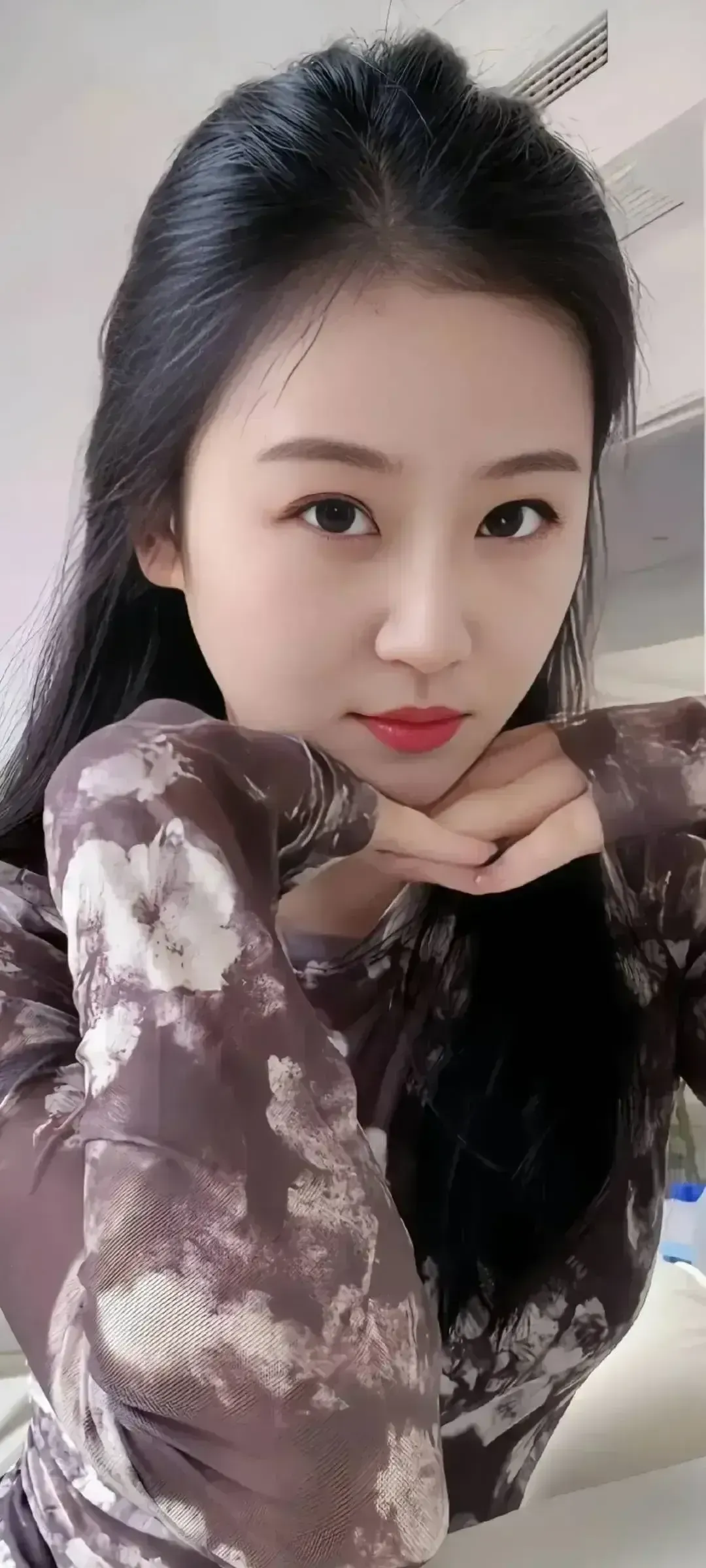 最近我听说了一个女孩的征婚要求，真是笑到我肚子疼得直不起来。这个女孩今年24岁，