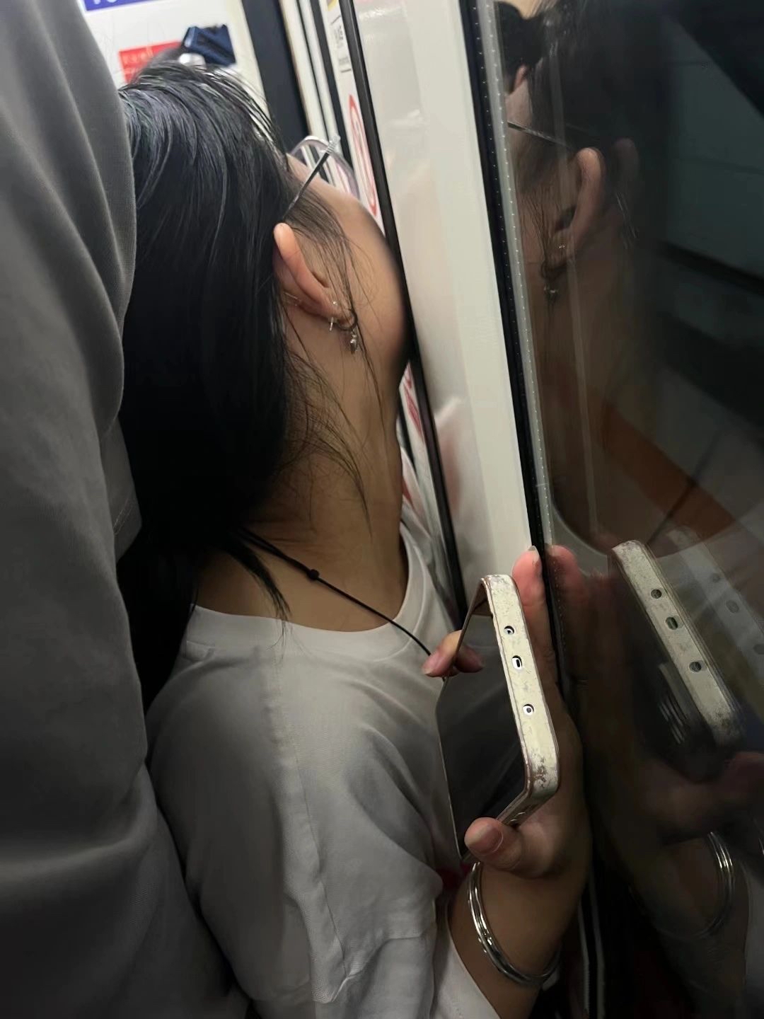 为了上班不迟到，妹子也真是太拼了