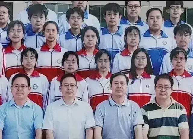 毕业照，这个班应该叫什么名字？