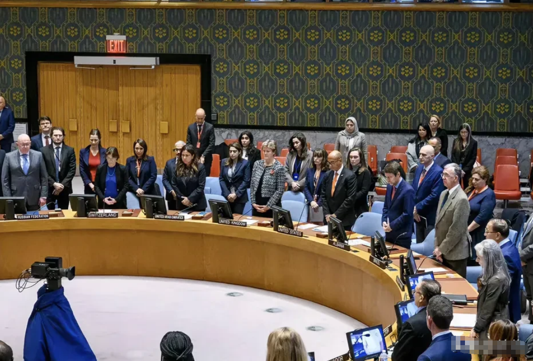 美国终于没投反对票！刚刚，在联合国安理会就巴以冲突举行的紧急会议中，顺利通过了由