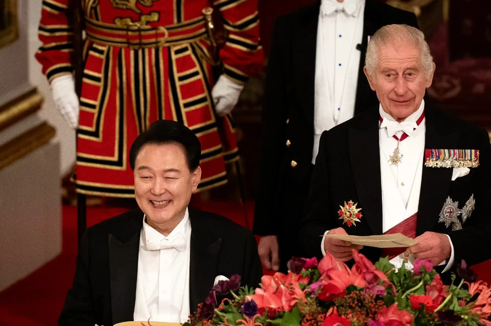 难掩喜悦！尽管朝鲜发射军事侦察卫星成功引发韩国国内高度紧张，但并没有影响正在英国
