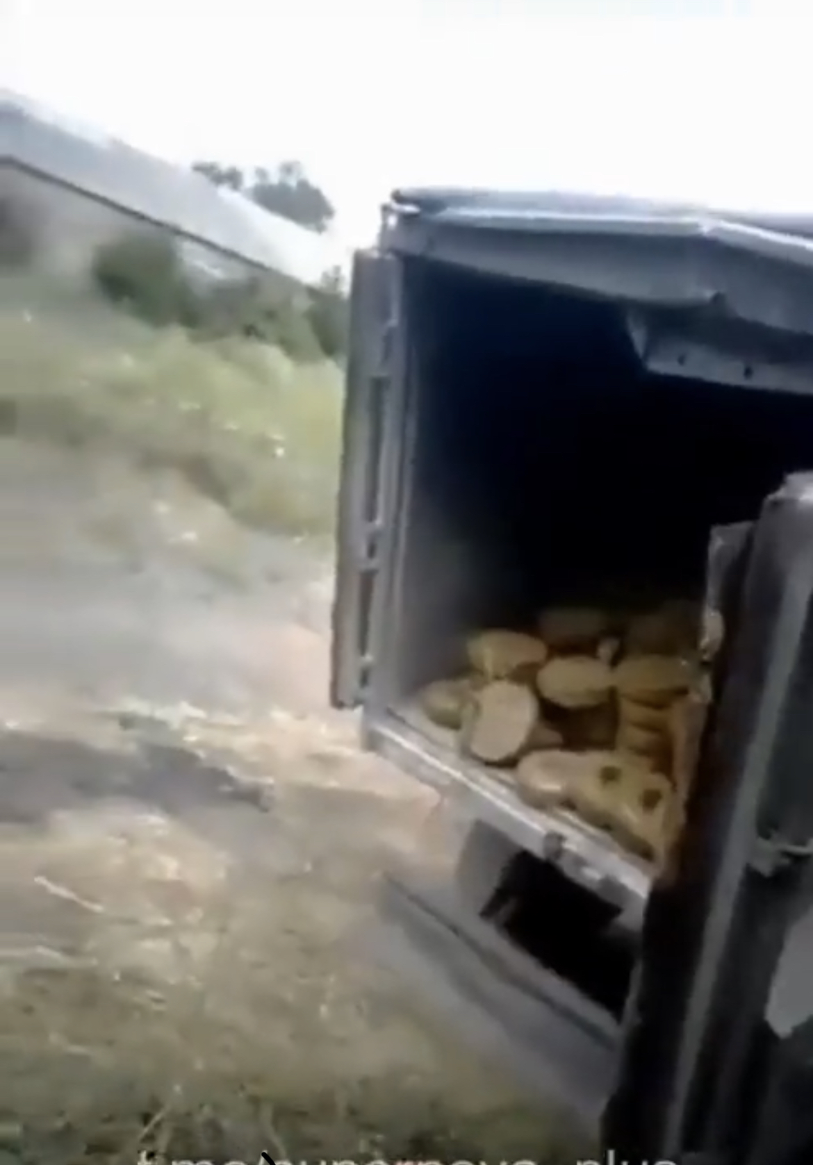俄罗斯拉渣土大卡车，又为前线送来数万颗地雷，卸车太简单粗暴了。数万颗地雷组成全新