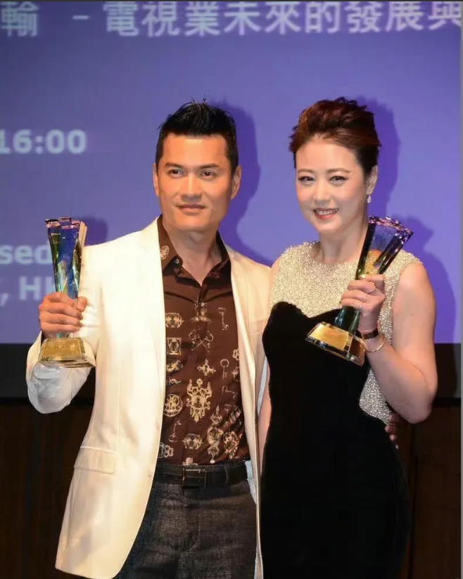 周海媚前夫吕良伟发文悼念，毕竟夫妻一场，还是有点情分的。周海媚19岁出道，23岁