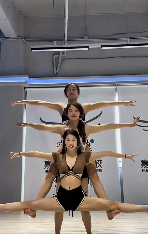 顶上那个女的最辛苦