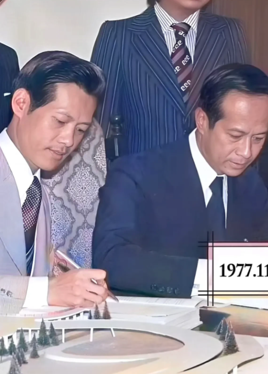 李嘉诚年轻时的样子许多人没有见过。这张照片拍摄于1977年，彼时的李嘉诚已经拥有