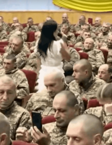 为了鼓舞乌克兰士兵的士气，一位女歌手前去献唱。然而，当她在现场高亢激昂地唱出动人