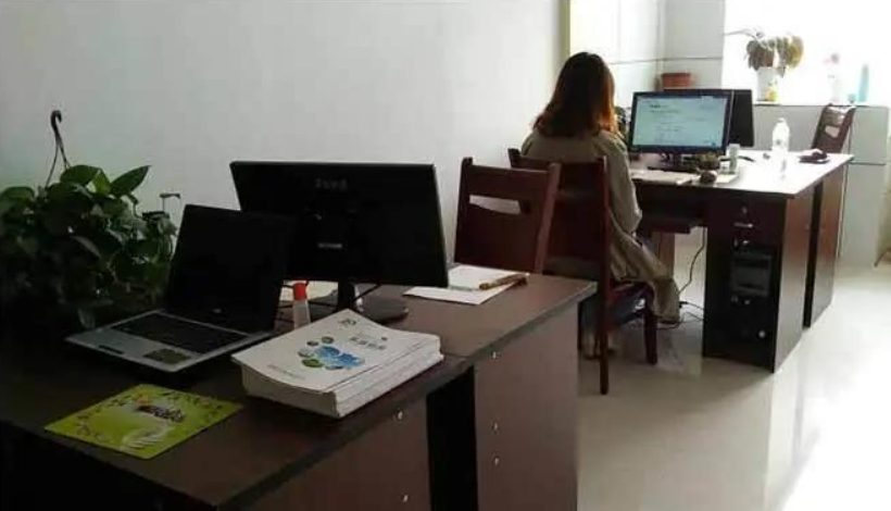 办公室里的三位女同事都是官太太，不久前，其中一位女同事的丈夫因为某些原因被调查，