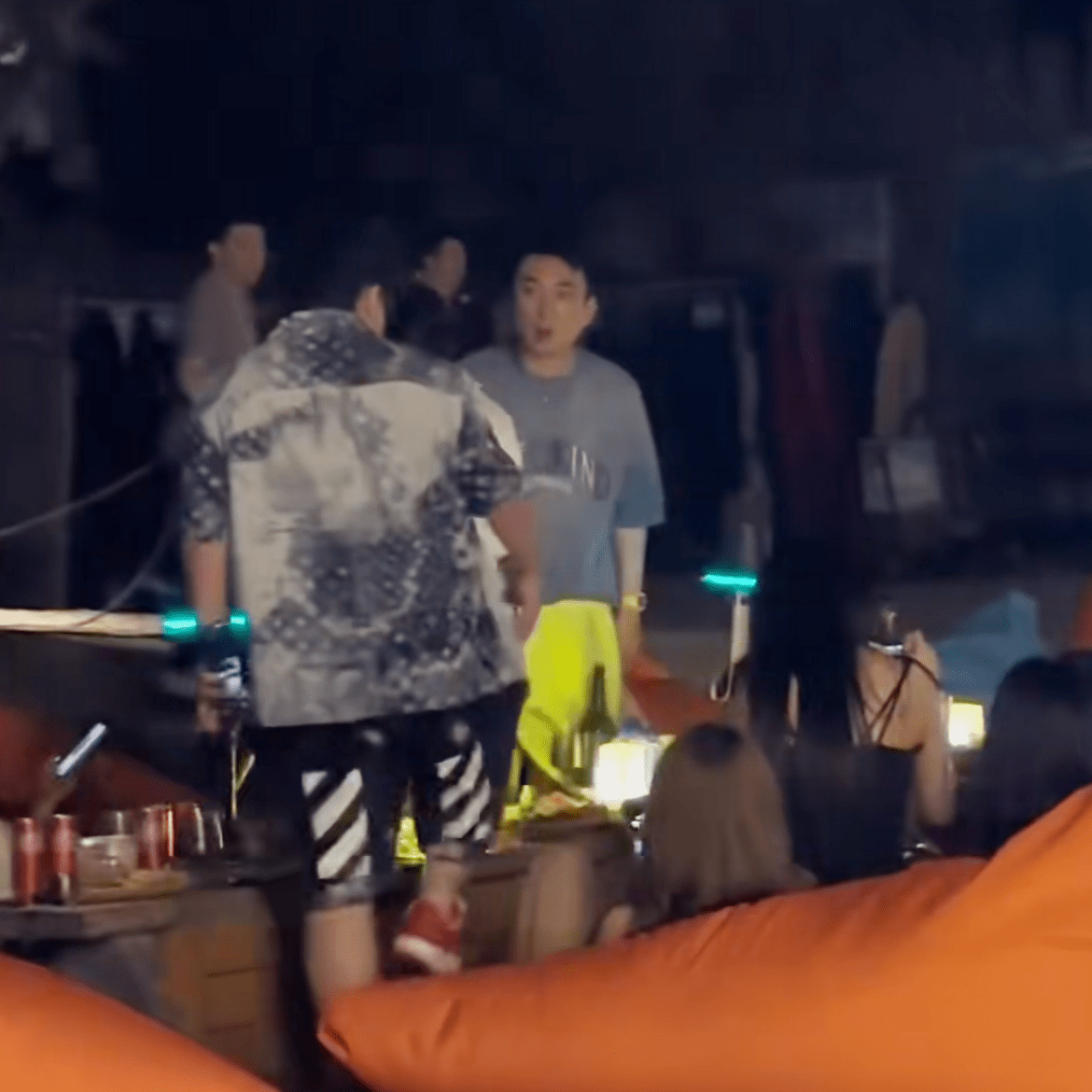 王思聪带数十个美女现身海南，其中有多位百万级女网红。

曾几何时，刘邦看见秦始皇