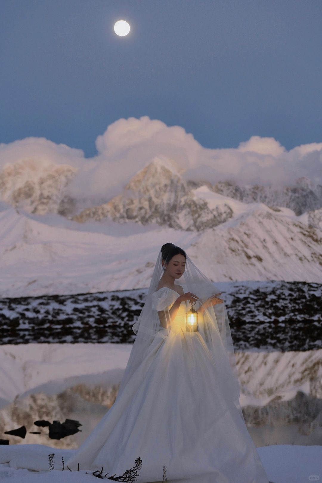 人生照片|日照金山拍了，但更爱贡嘎的月亮。
第一次去川西看贡嘎雪山，就看到了日照