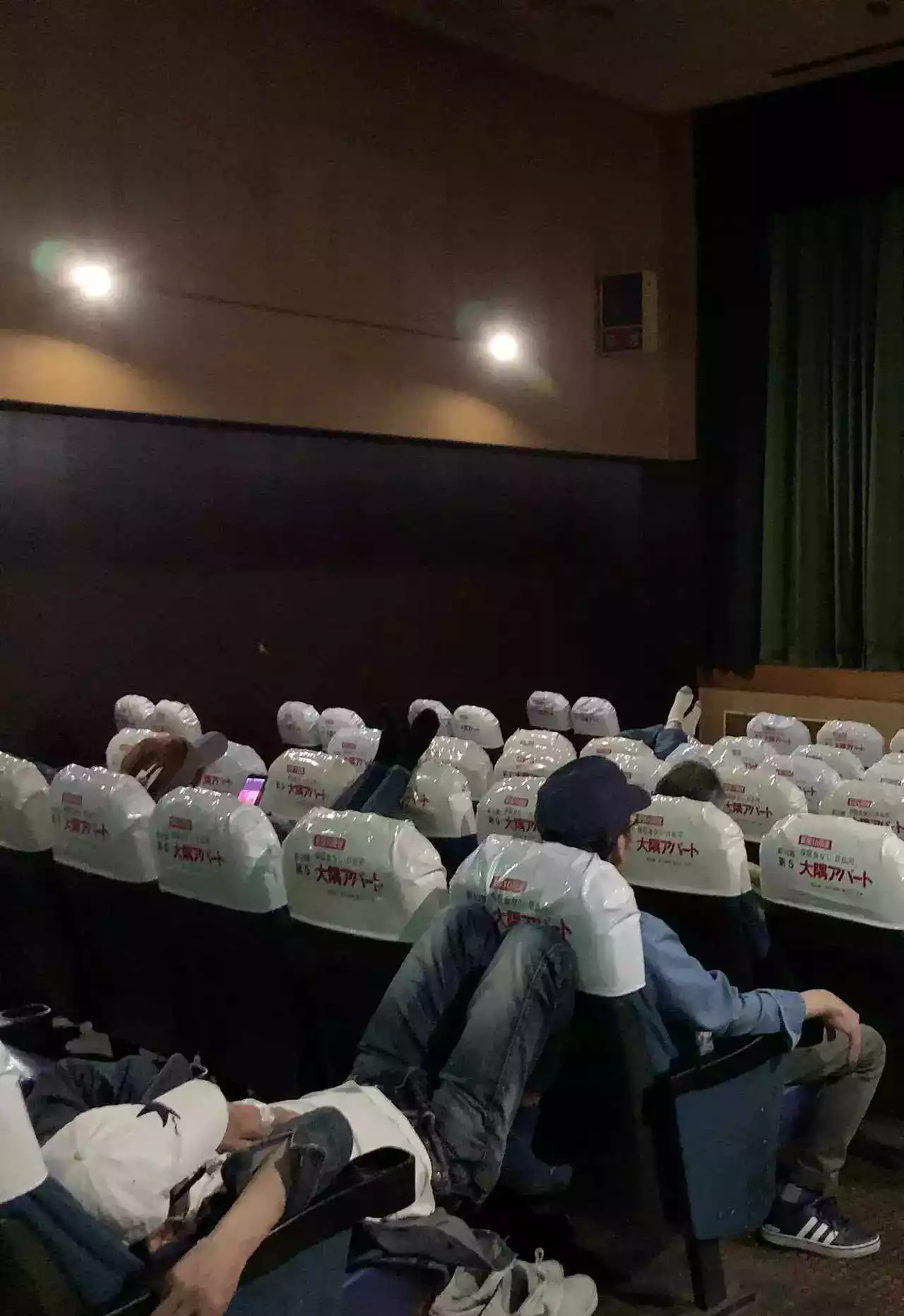 日本人素质已经这么高了吗？这么看电影会不会格外有一番风味？ ​​​