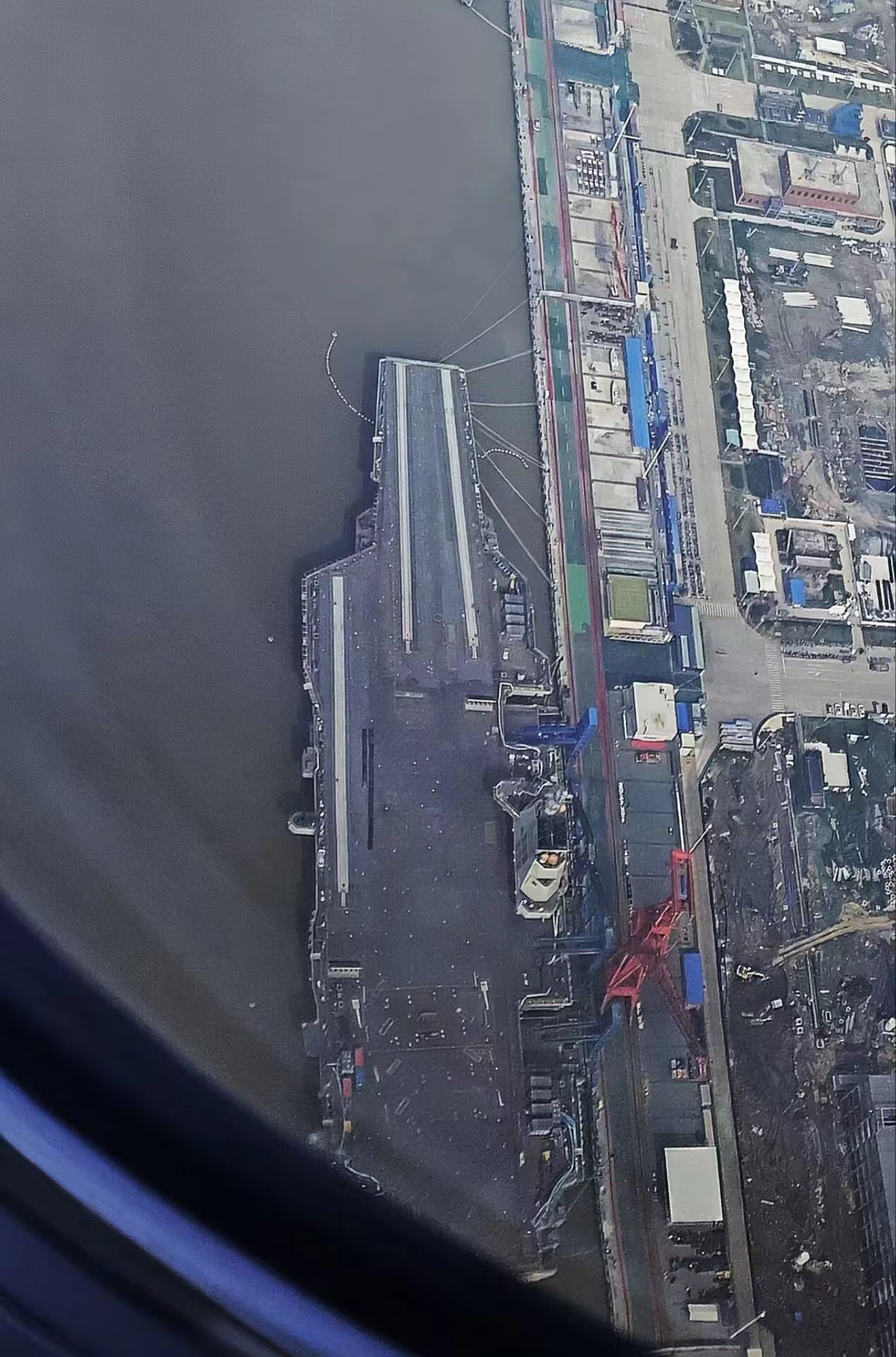 福建舰的清晰图片来了！三条白晃晃的电磁弹射器真的好让人喜欢。飞行甲板上的白点点则