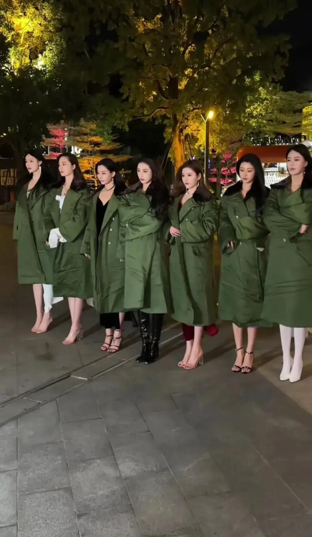 
七仙女穿军大衣，难道真的是要变成第二个羽绒服吗？

“不是羽绒服买不起，而是军