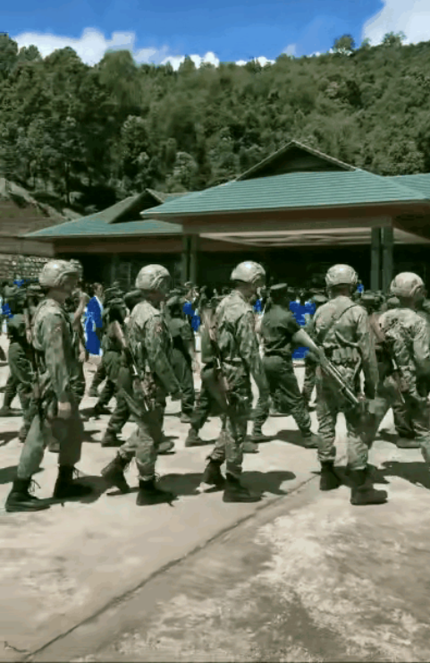 活动起来啊别露馅了，
这纪律性，这队伍的行动，与其他的同盟军格格不入啊，
第一身