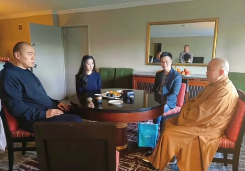 张志磊成为少林俗家弟子，在美国拜释永信为师，赐名延晟。引人注意是释永信出国带不少