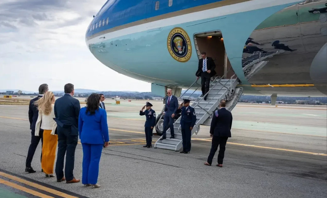 加州真派了个瘪三去接机了？