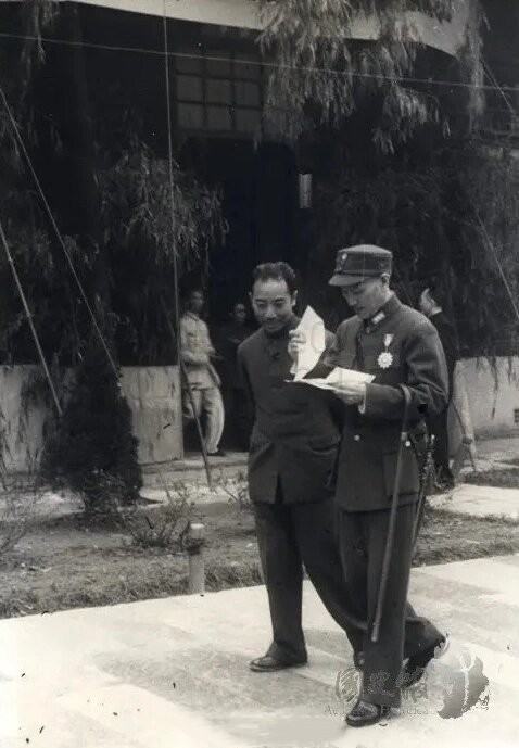 1943年10月10日，蒋介石和戴笠在中美特种技术合作所视察 ​​​。中美特种技