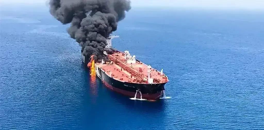 
俄罗斯对一艘拒绝接受检查的悬挂美国国旗的商船进行了开火，这一事件引起了国际社会