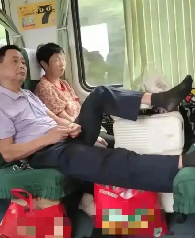 流氓老了还是老流氓！
在火车上，一老头登车后不久，便将自己的鞋子脱下，一只脚放在