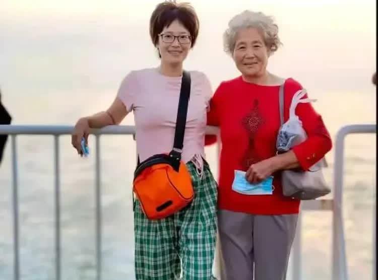 老太太一家已经沉默了，他们所渴望的一切都已经到手。现在，五莲徐八月的账号粉丝数量