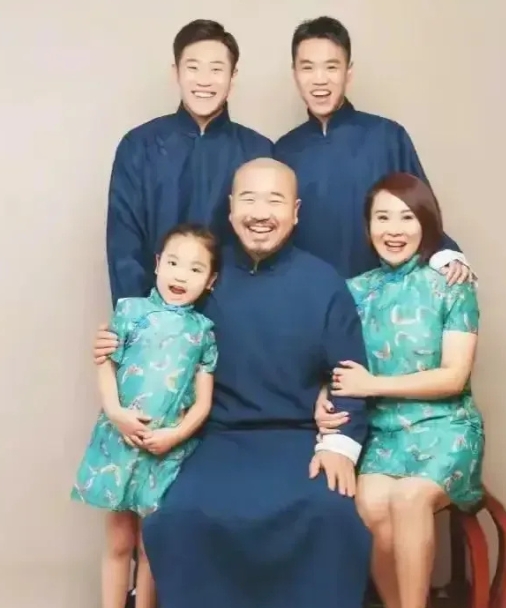 大年初二凌晨，王小利儿子王亮宣布父子关系破裂，从此山水不相逢。据称是因为后妈而起