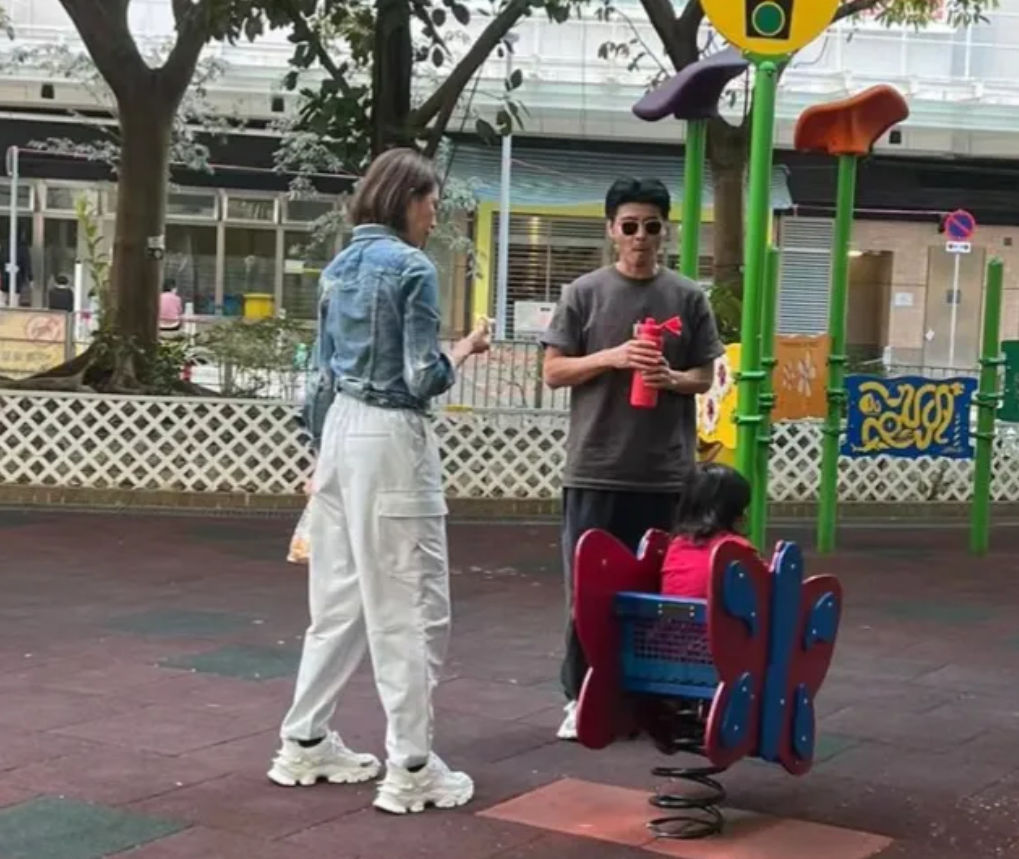 公园偶遇蔡少芬张晋夫妇，娘娘本人好高好瘦腿好长，他老公个子比较矮身高水分很大，他
