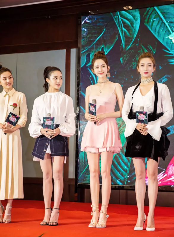 四位美女同台，右边的是自信的江疏影和漂亮的古力娜扎，可我偏偏被左边两位谦虚的眼神