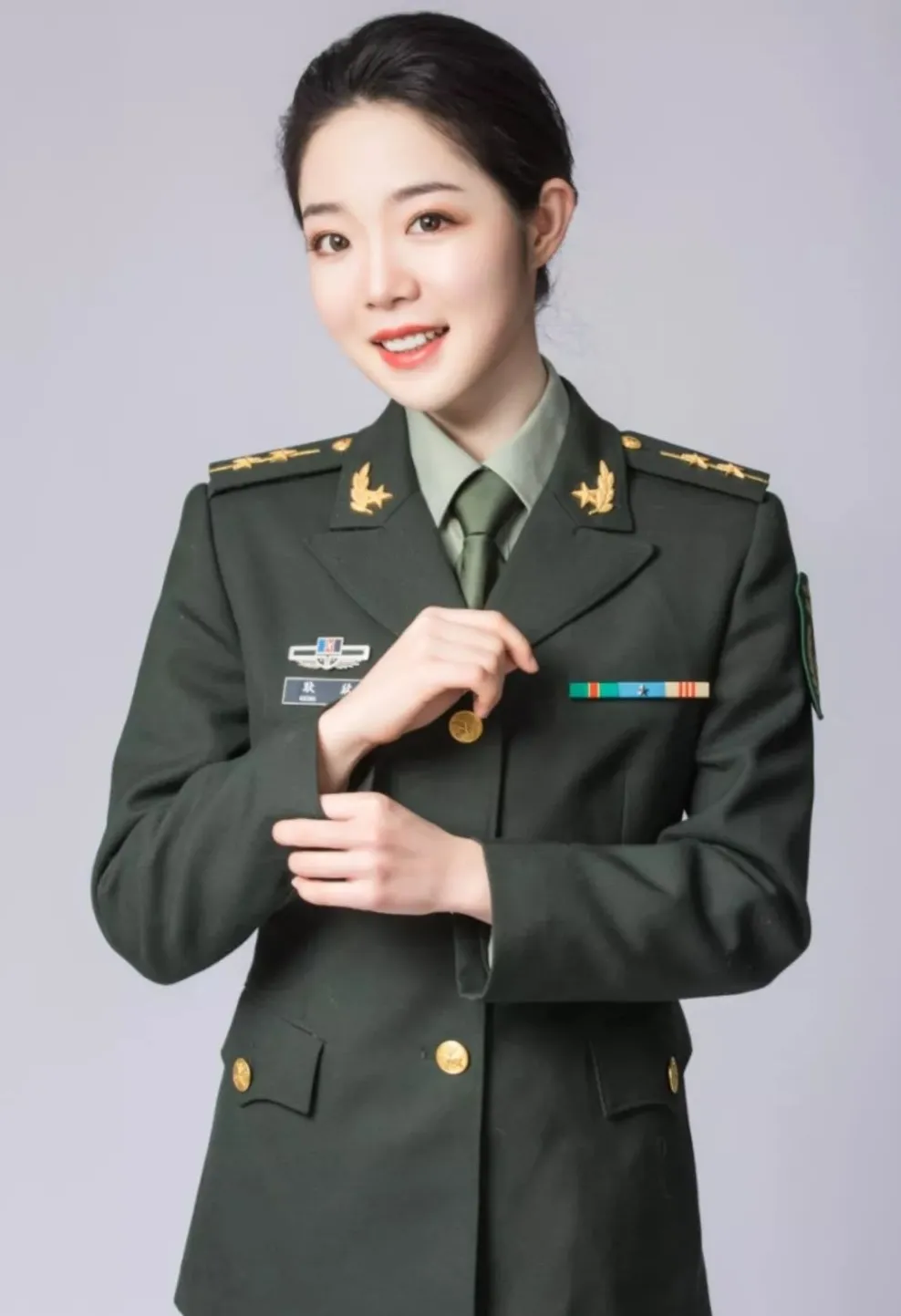 在连队当通讯员的时候，有一次晚上熄灯后，指导员外出和女朋友约会，突遇营长过来查岗