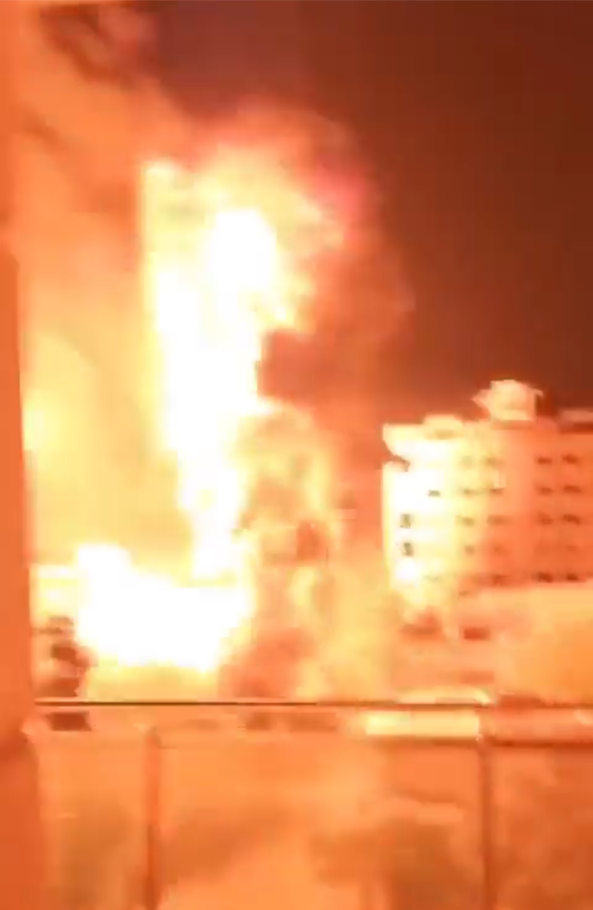 一觉醒来加沙又红了，以军钻地弹击穿坑道爆炸，地道内部连续爆炸。在深夜，以色列战机