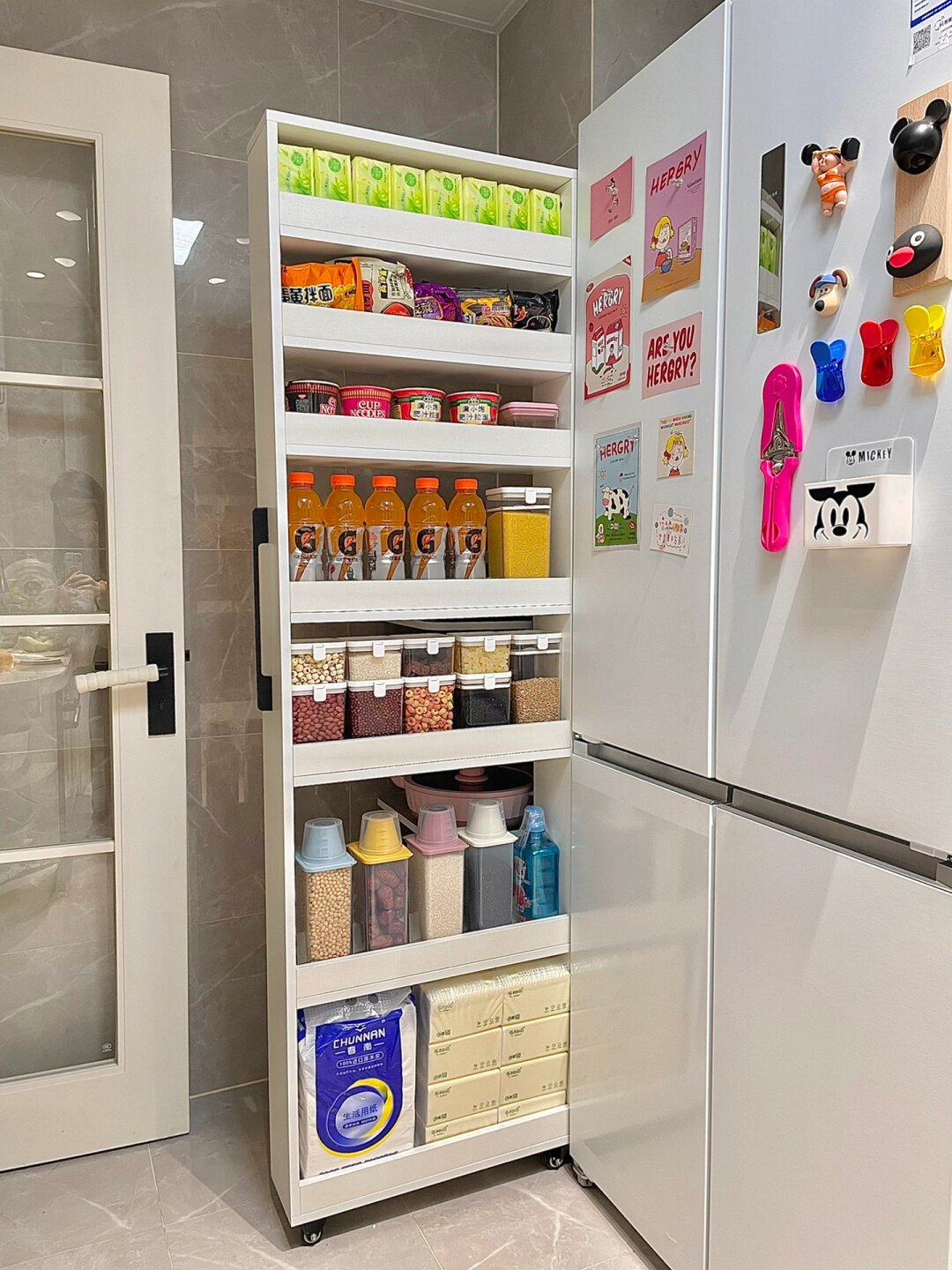 15cm冰箱夹缝收纳柜饮品收纳巨能装
冰箱旁边刚好有个16cm的空隙
选了好久才