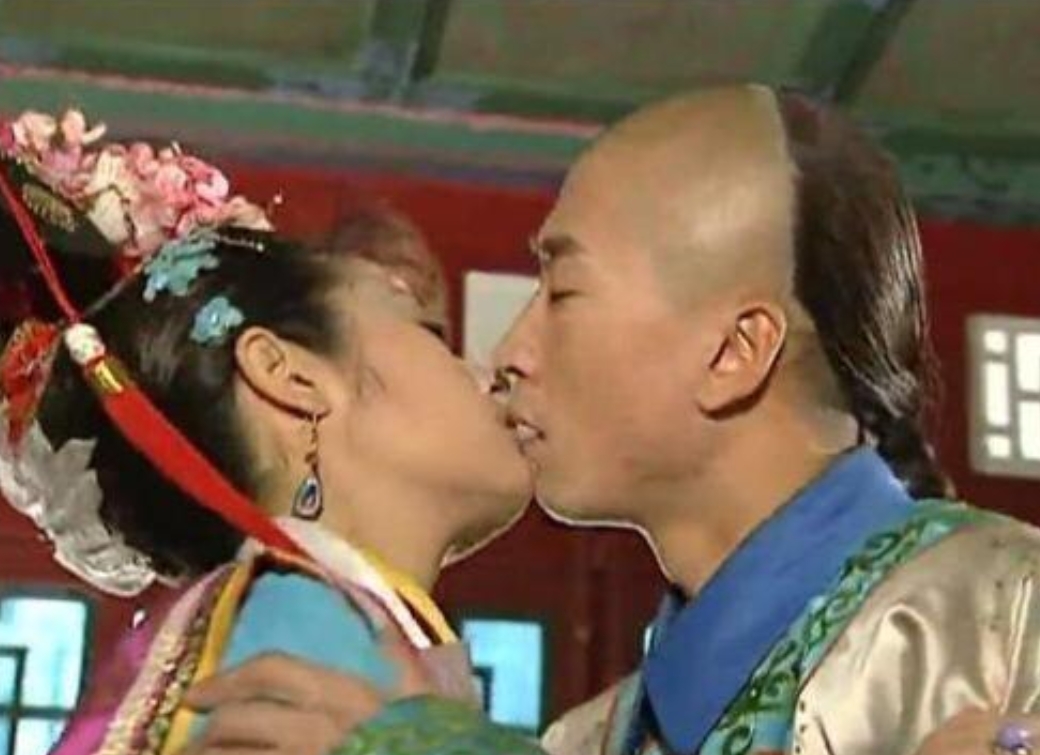 2004年，林心如公开说：“尔康强吻我，我嘴巴紧闭，但他一直顶我牙齿，太难受了，