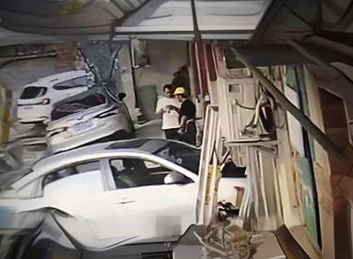 #男子朋友圈骂人被人找上门掌掴#
广西男子在朋友圈骂人，被人找上门掌掴7巴掌。
