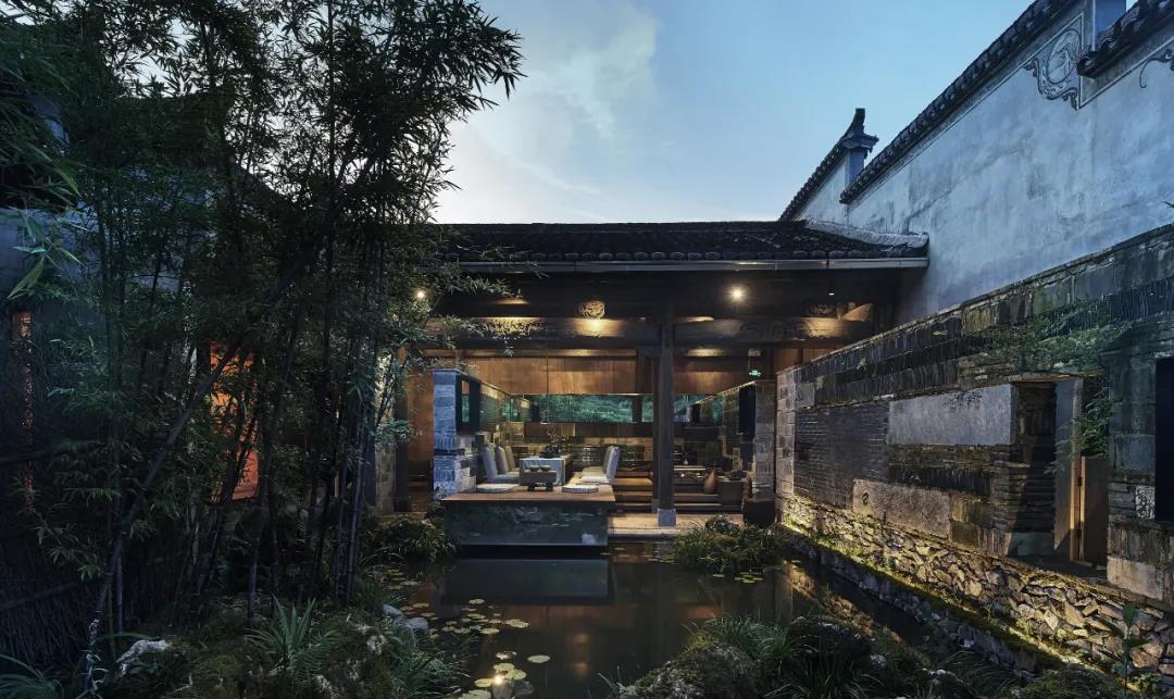 不住院子，永远不知道生活有多美！
四季花开，清风明月，
亭台楼阁，包罗万象；
它