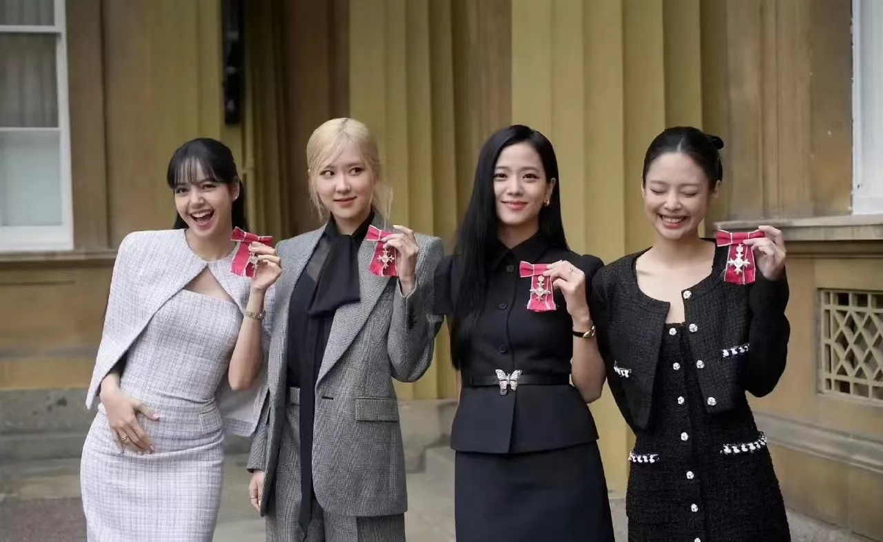 现在的政治能严谨点吗？

韩国总统尹锡悦和夫人金建熙访英期间，英国国王查理三世向