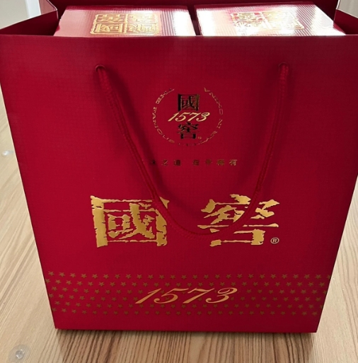 家里有个显眼包老爸该怎么破？
前天给我爸拿了一对国窖1573，本以为他会先收着，