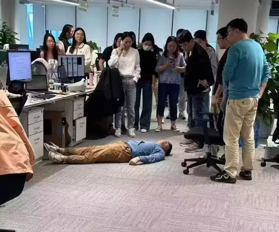 某大公司员工猝死。