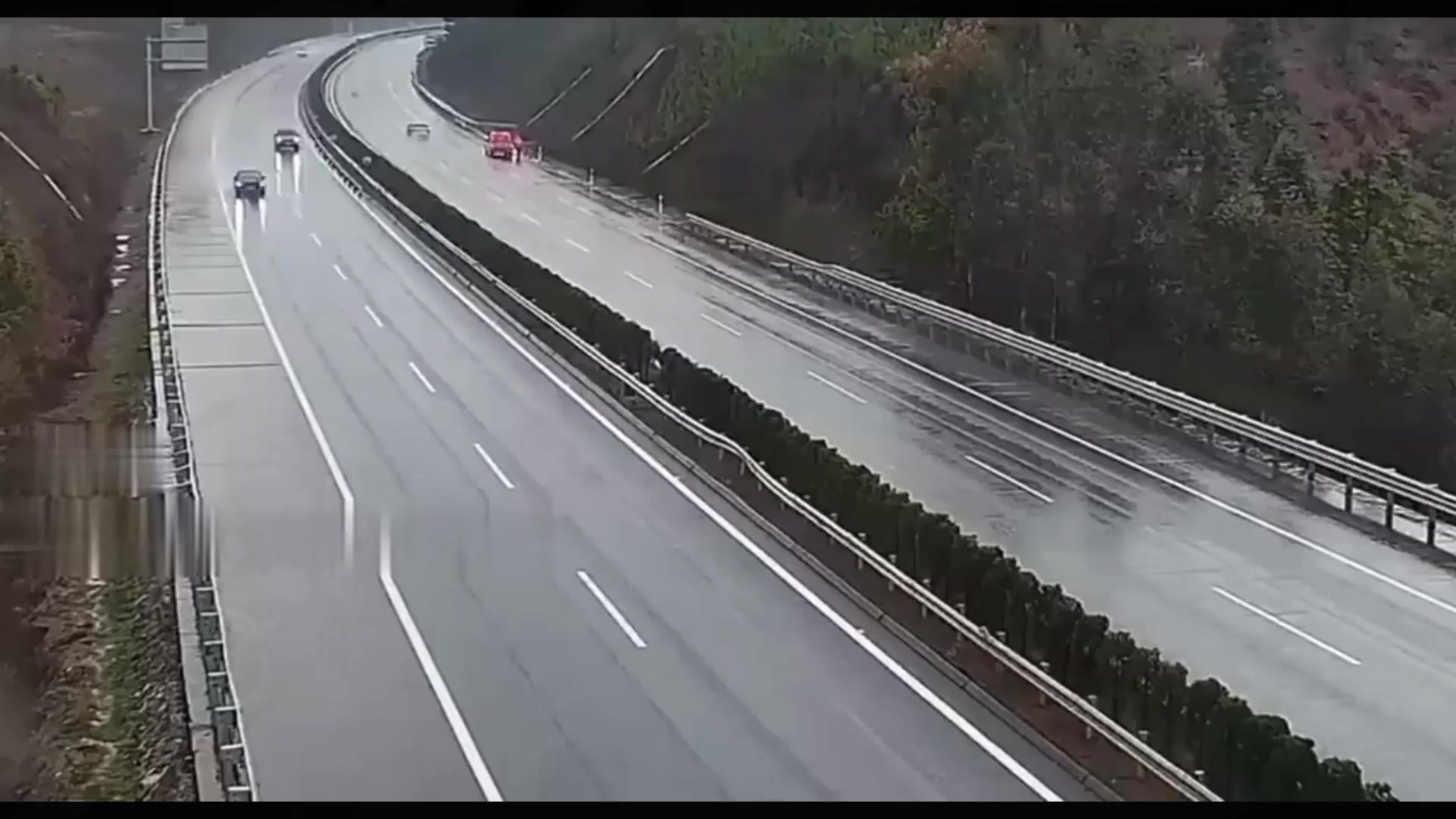 监控下雨天一黑车轮毂失控，飞出视野