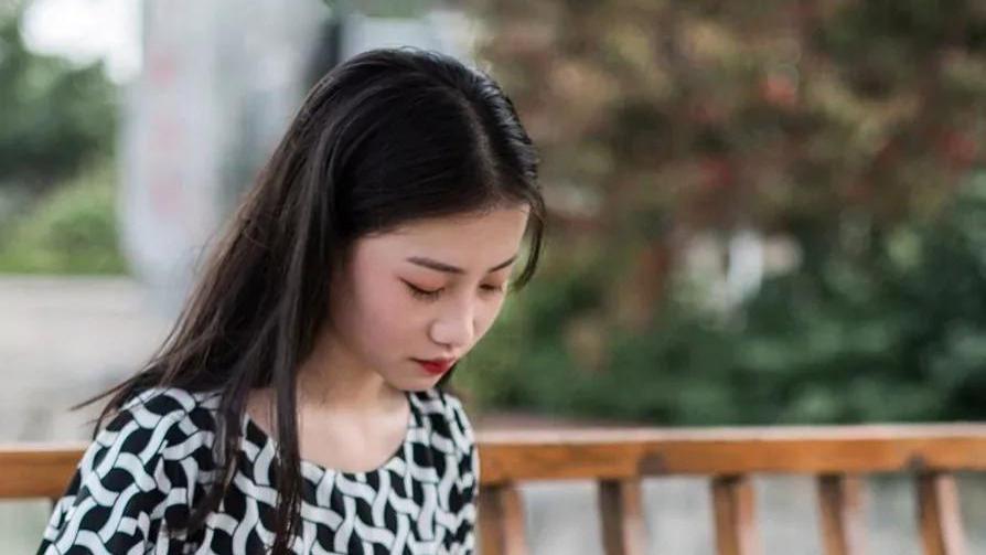 在公园凉亭小憩一会偶遇长袖格纹连衣裙美女，身材好苗条！
