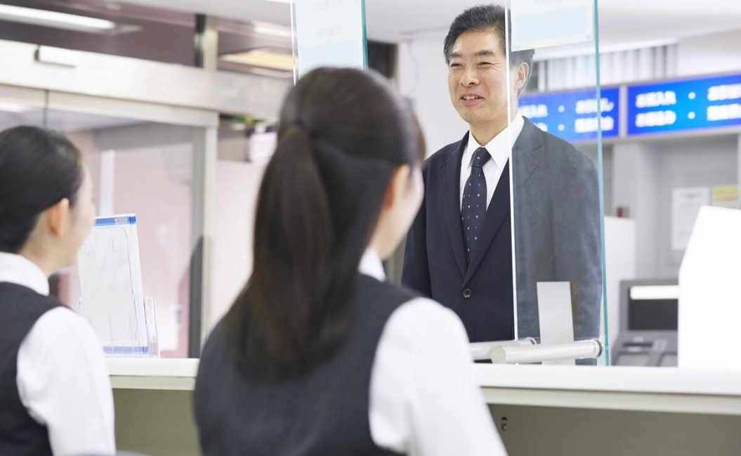 江苏南京，男子崩溃地在银行大吵，他7年前贷款117万买房，说好的月供8000，万