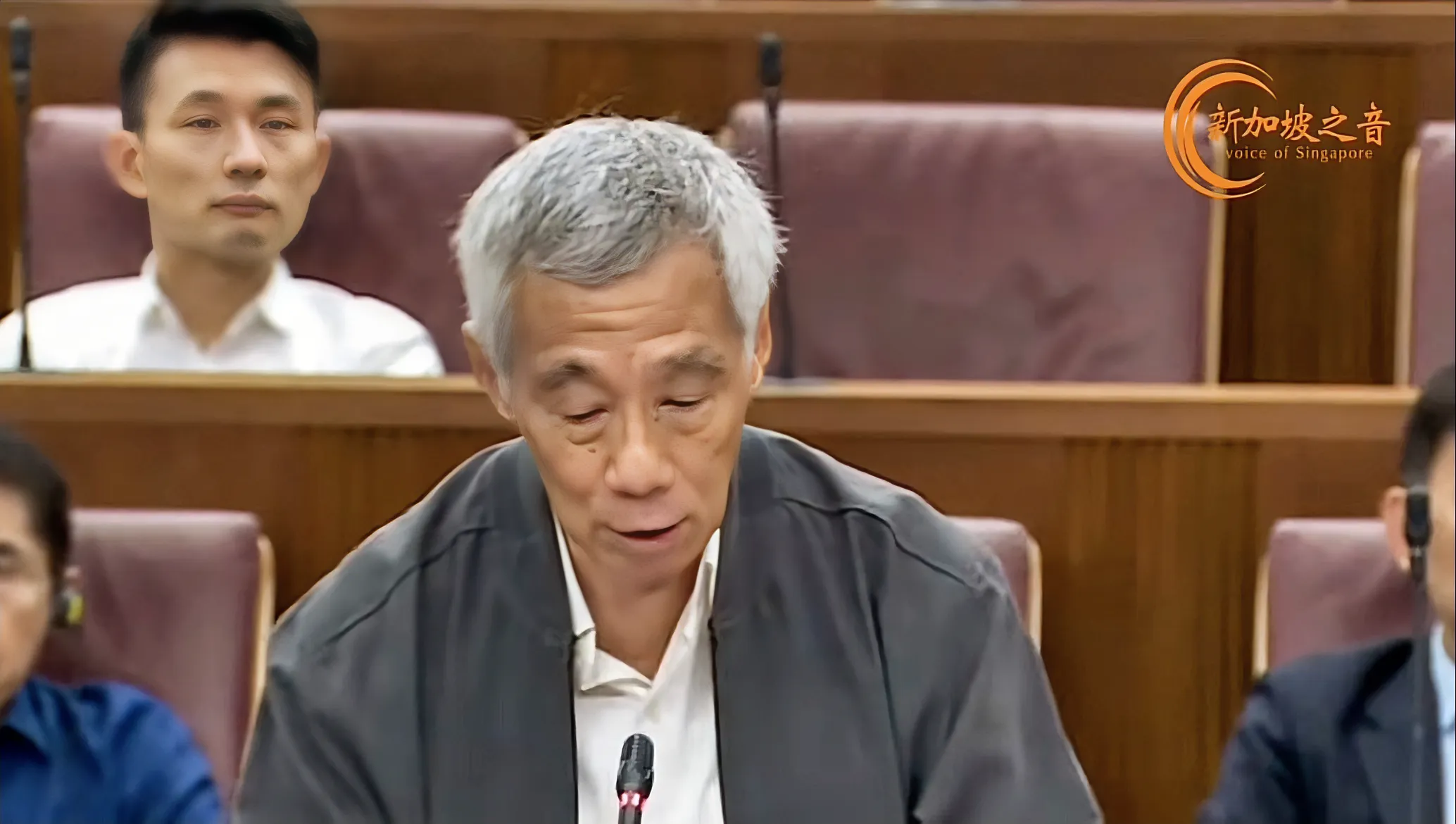 一个国家，当人民寄托于出现清官时，这种美好的愿望是错误的，只能说明这个社会贪官庸